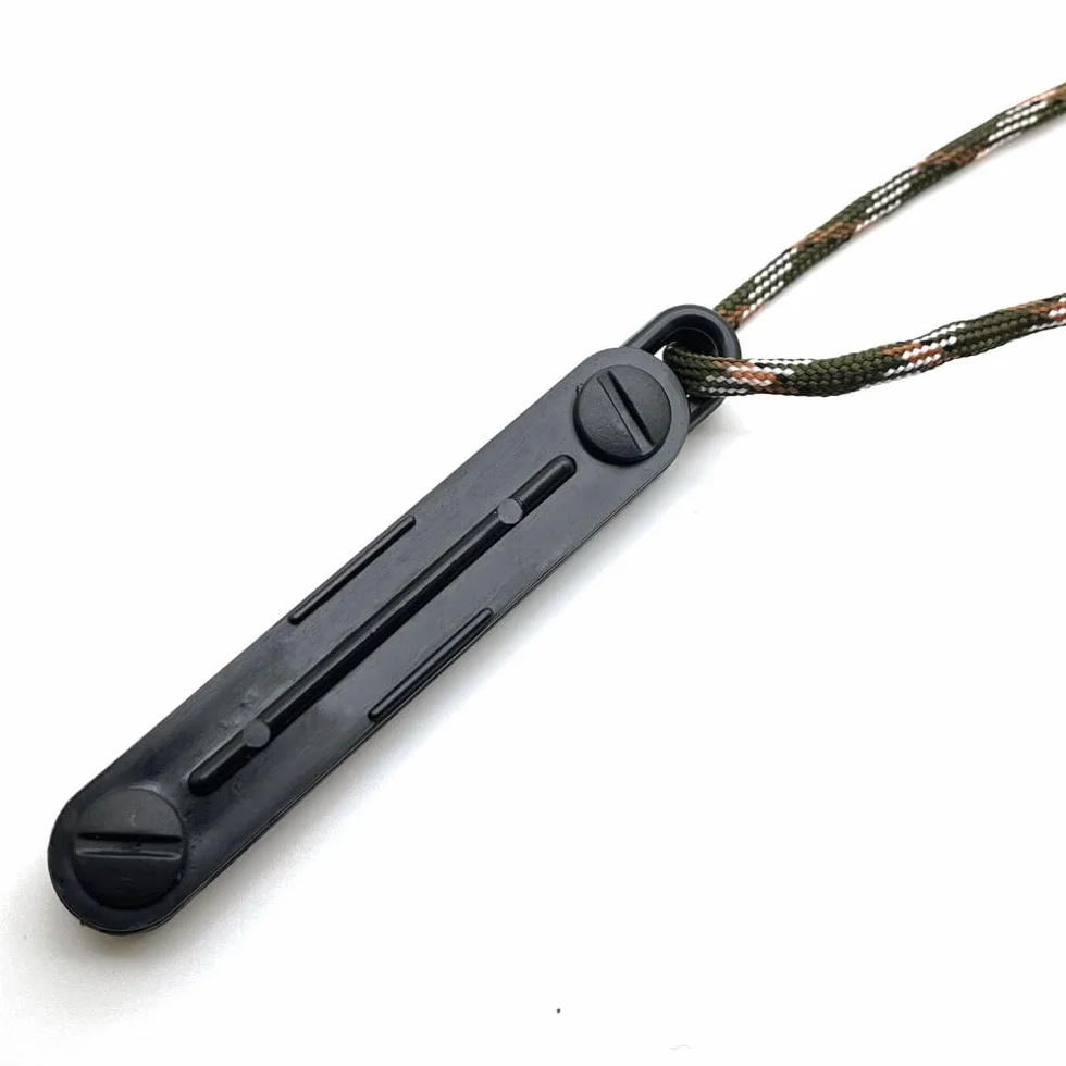 Fox Call con cordón de paracaídas para caza, silbato chirriante, lanzador de conejos