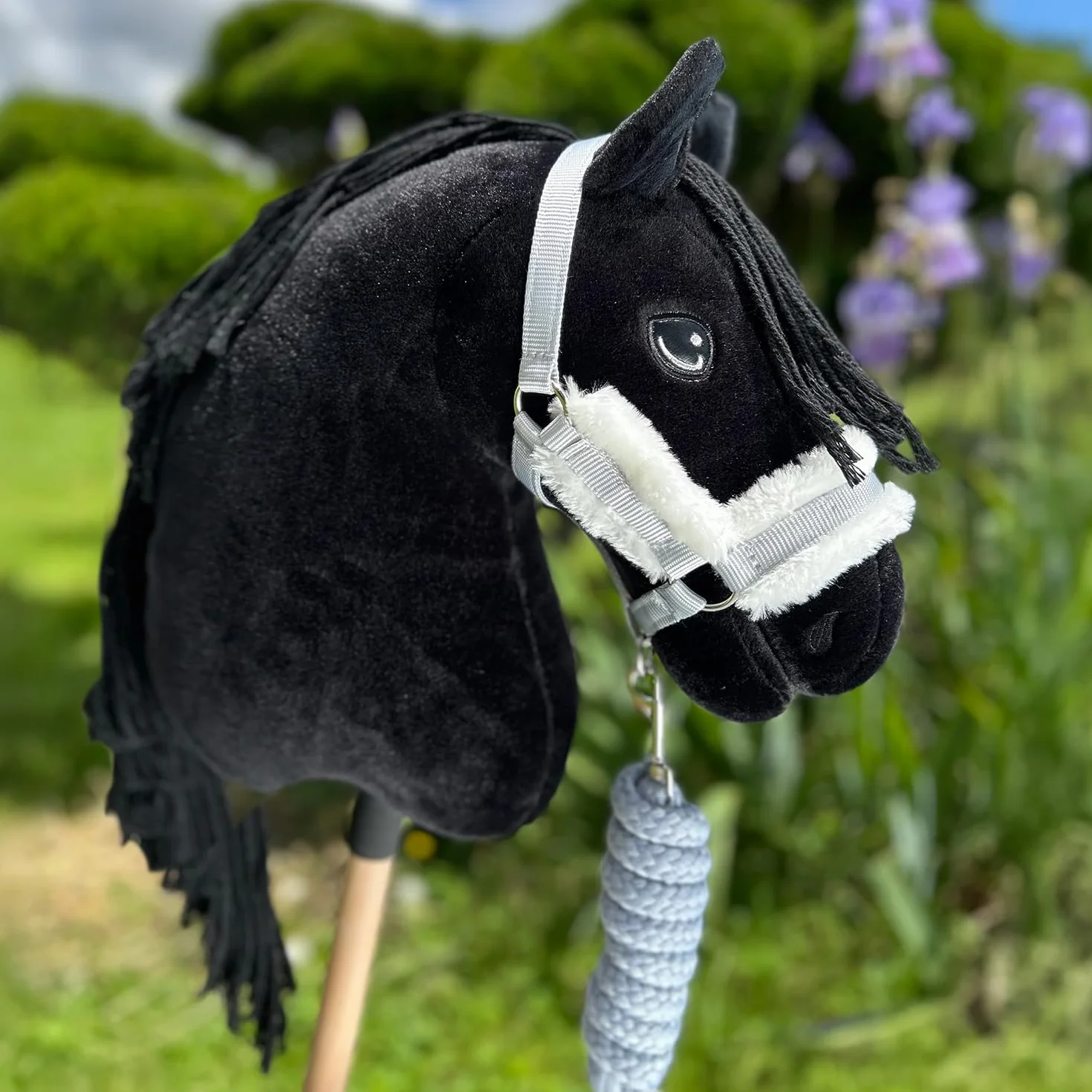 Set de Accesorios para Hobby Horse – Cabestro con Forro de Peluche Gris, Cuerda de conducción y Gorro antimoscas Gris y Blanco para Hobby Horsing – Compatible con Caballos de Palo tamaño A4 y A3