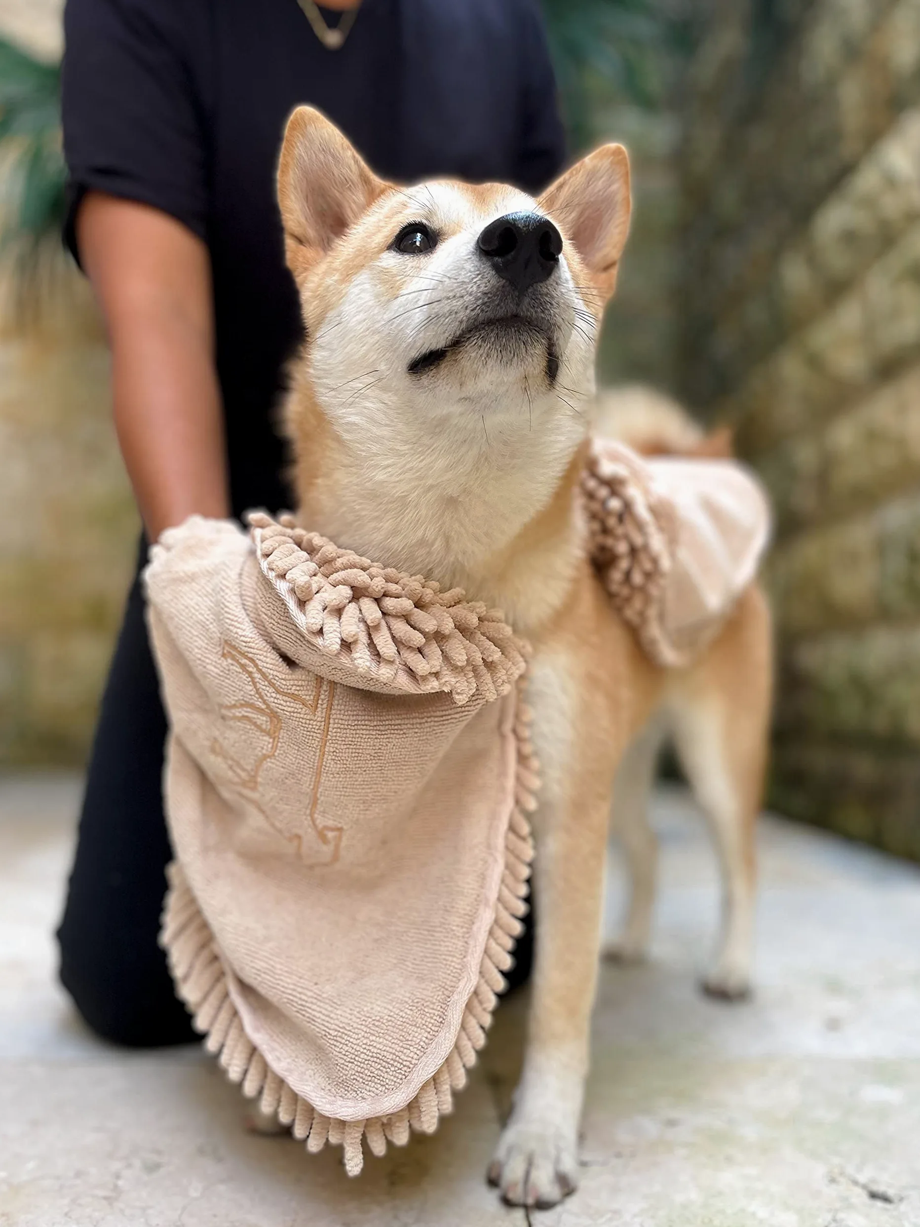 Tuff Pupper Toalla de Secado rápido para Perros | Shammy de Microfibra Ultra Absorbente | Toalla de baño para Perros Extra Grande de 85 x 35 cm | Cómodos Bolsillos para Las Manos