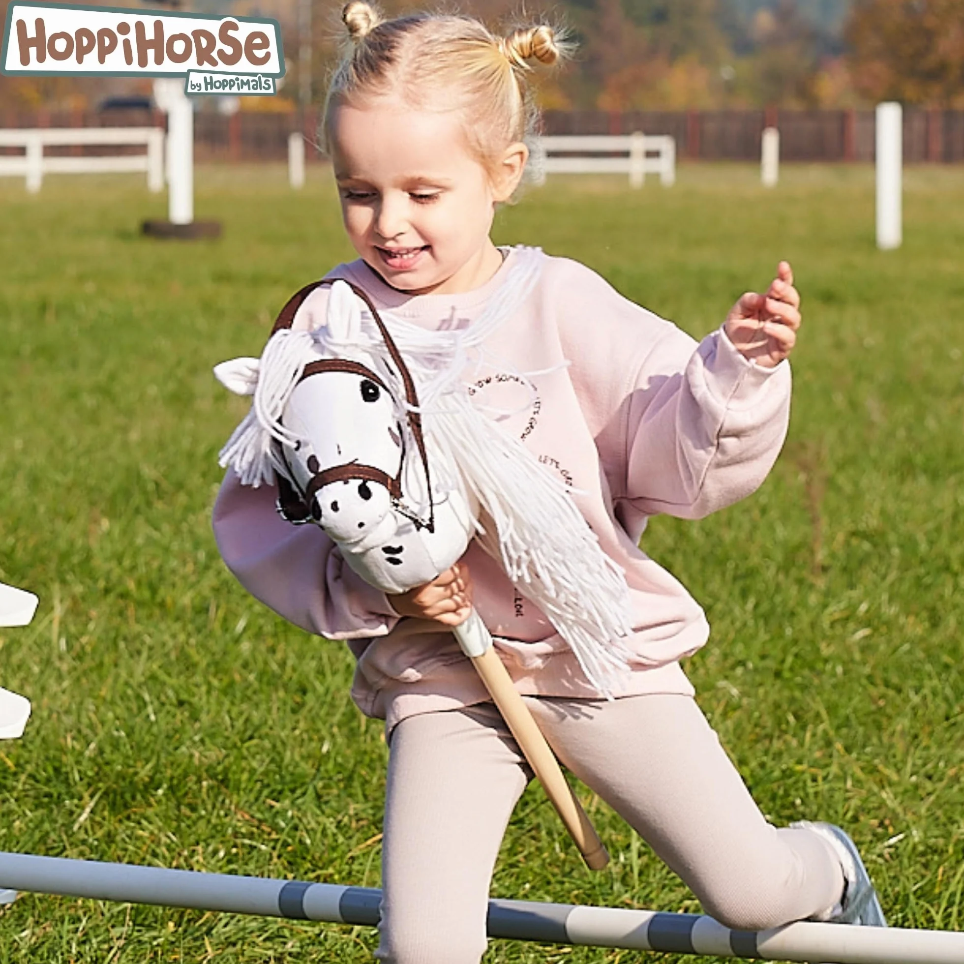 HOPPIHORSE Hobby Horse Deportiva A4 Caballo de Palo con Cabezada Riendas Correa Hombro Cola Empuñadura Silicona Peluche Caja Regalo