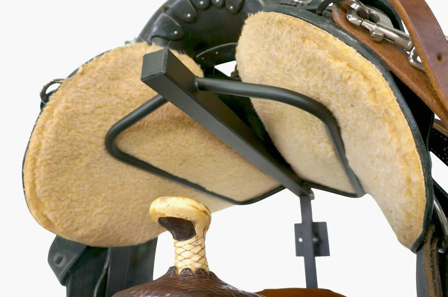 StoreYourBoard Rack de Almacenamiento de Silla de Montar para Caballo, Soporte de Silla de Montar Ecuestre montado en la Pared, Contiene 4 sillas de Montar Occidentales e inglesas