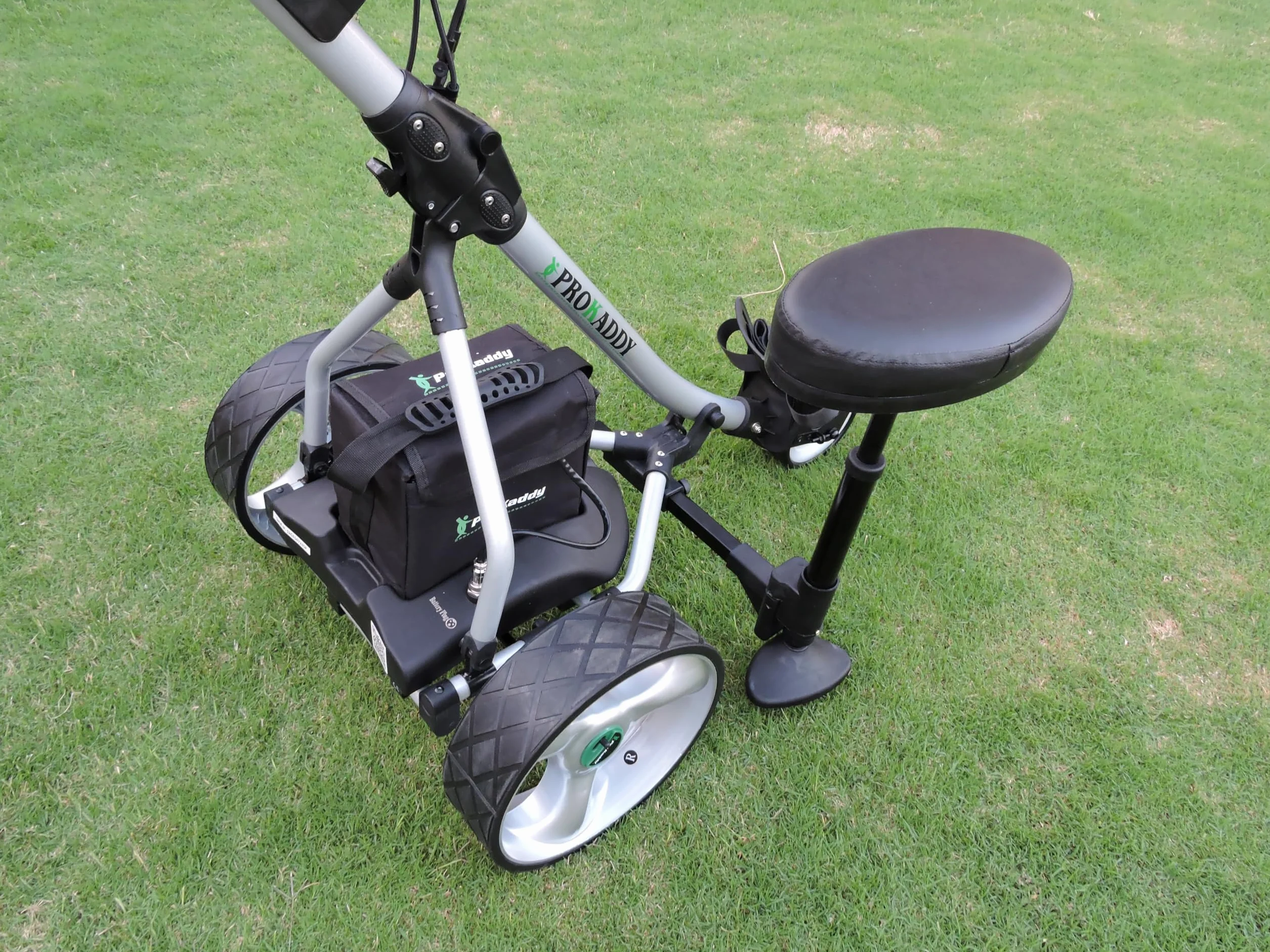 Elektryczny wózek golfowy S2G Digital Plateado z baterią 33A i asiento removible