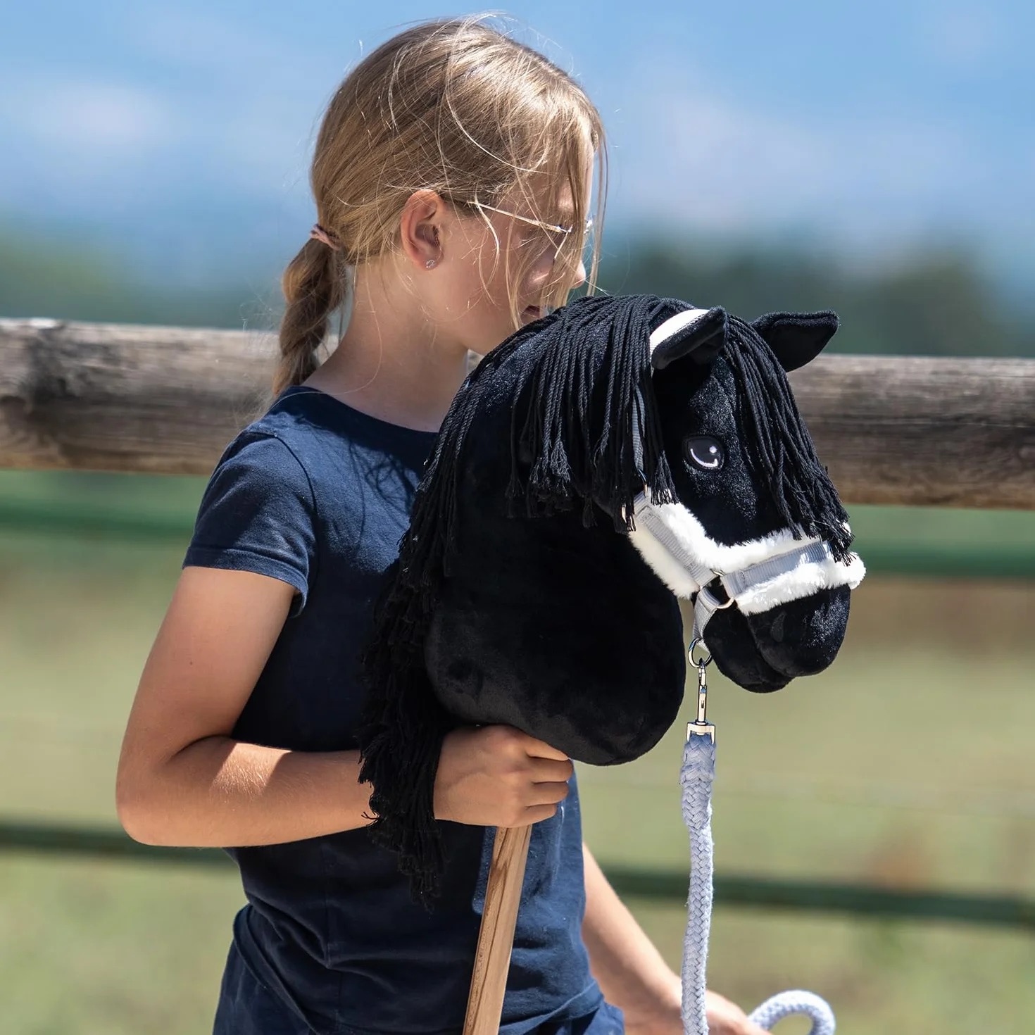 Set de Accesorios para Hobby Horse – Cabestro con Forro de Peluche Gris, Cuerda de conducción y Gorro antimoscas Gris y Blanco para Hobby Horsing – Compatible con Caballos de Palo tamaño A4 y A3