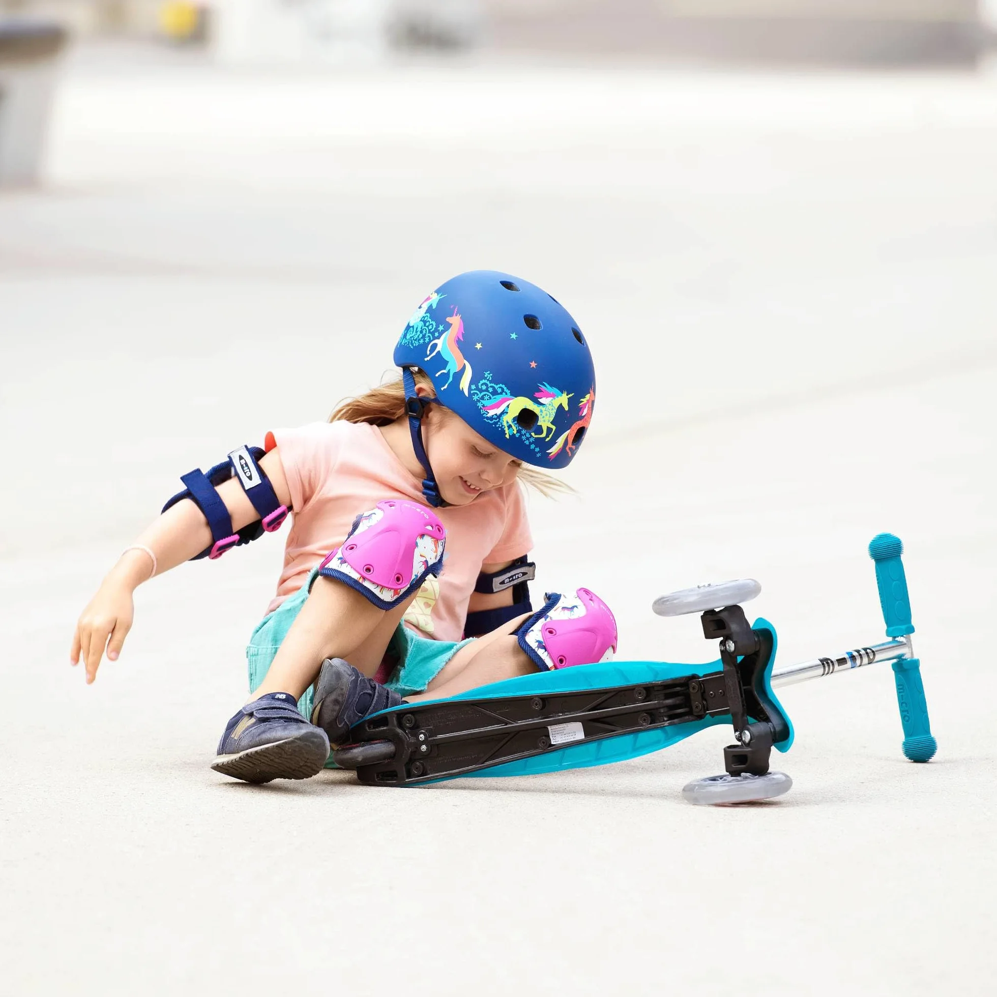 Micro Casco Infantil Patinete Bicicleta Ultraligero 250g Cierre Magnético Luz Trasera 3 Posiciones