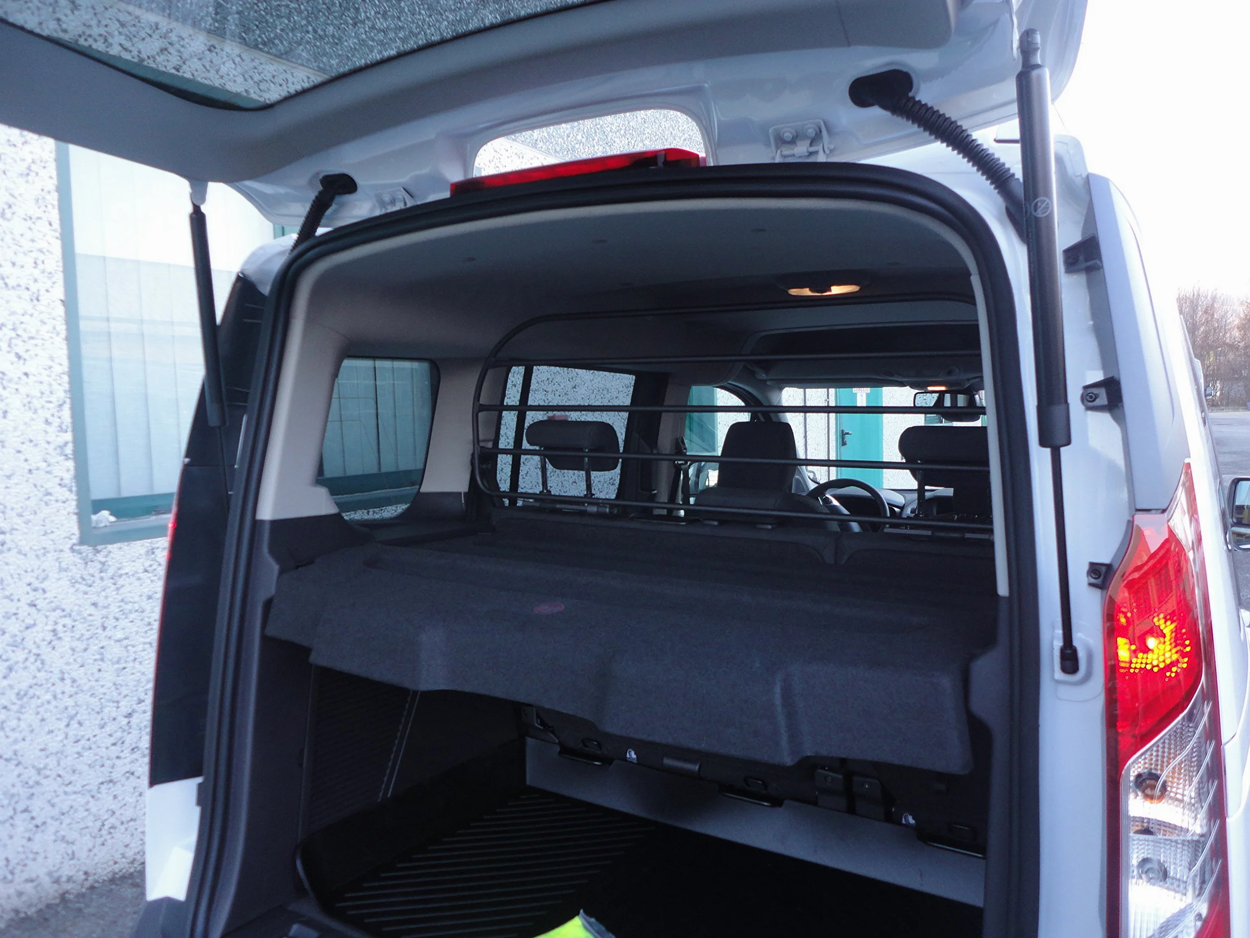 ERGOTECH Rejilla Separador protección para Ford Tourneo Connect, RDA65HBG-XXL, para Perros y Maletas